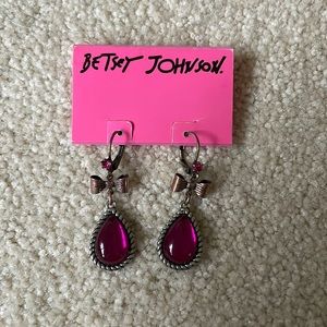 Betsey Johnson magenta stone and bow earrings